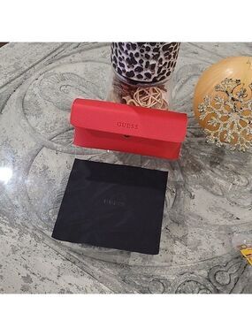𝅺guess New Glasses Case with Cloth